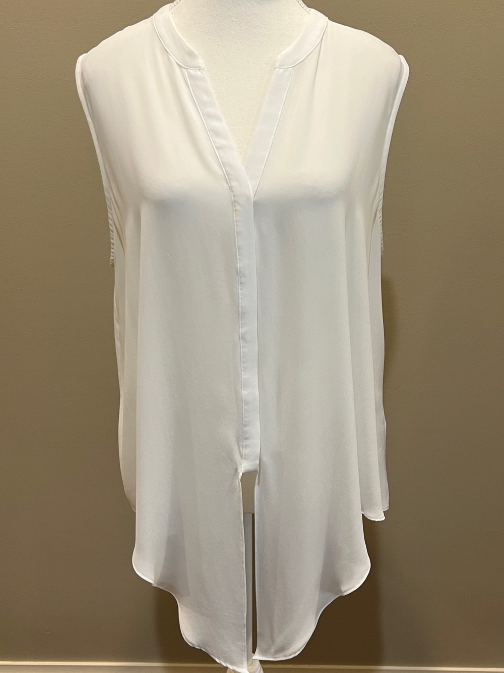 Chico's White Sleeveless V-Neck Tunic Blouse